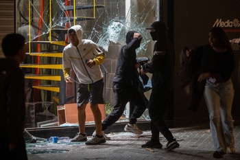 Los Mossos detienen a 128 personas por los saqueos y quema de [...]