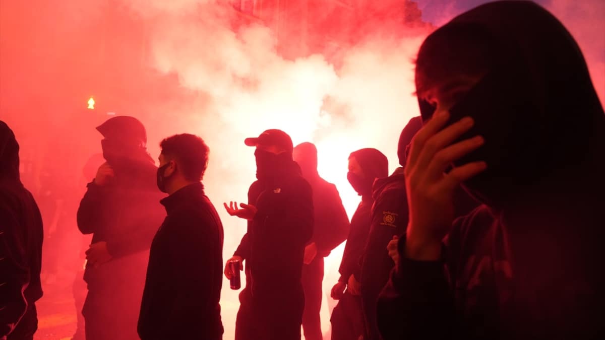 Un grupo de jóvenes durante los incidentes de Bilbao.