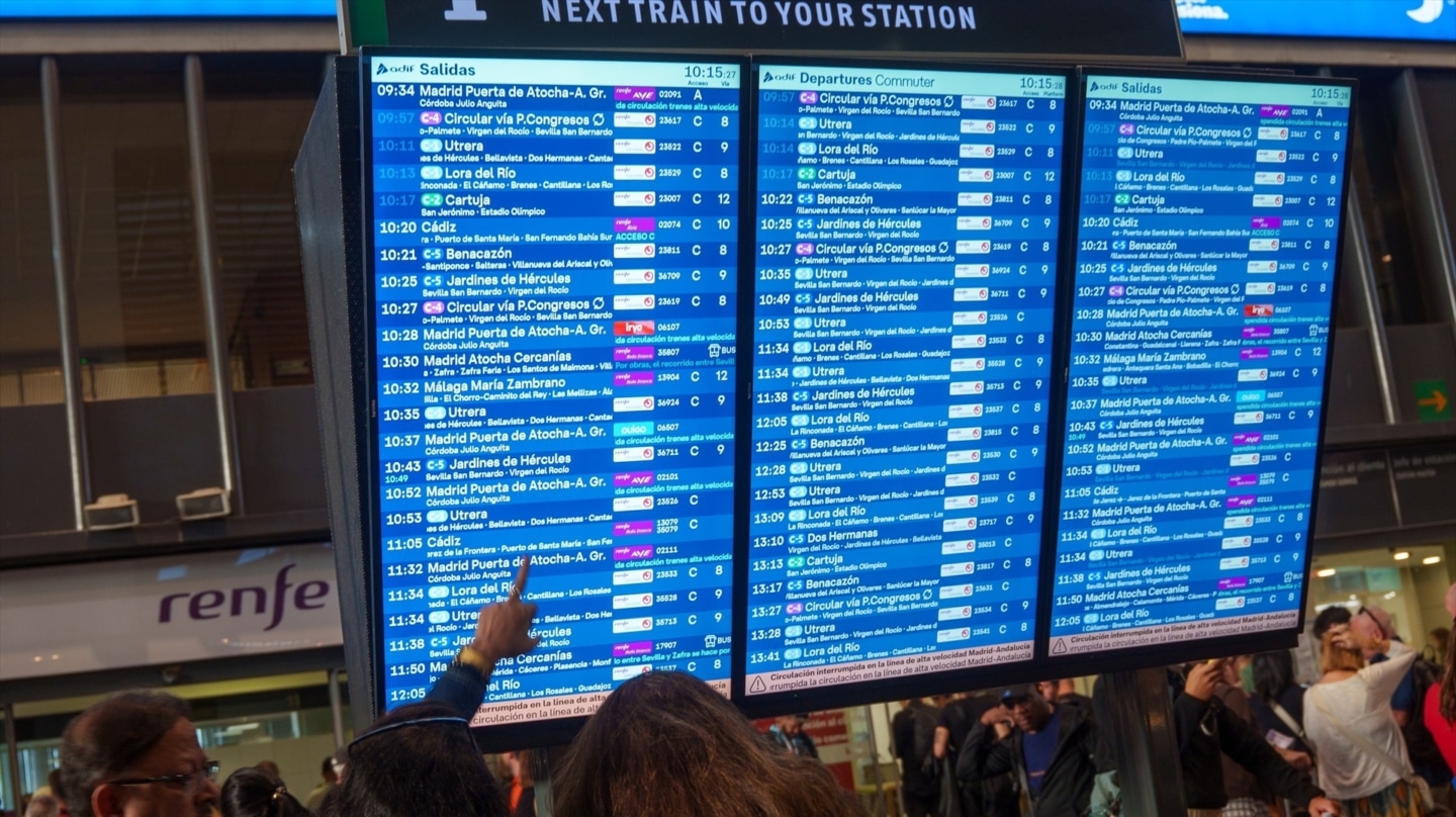 Viajeros en la estación de Santa Justa tras el accidente ferroviario ocurrido en Urda (Toledo)