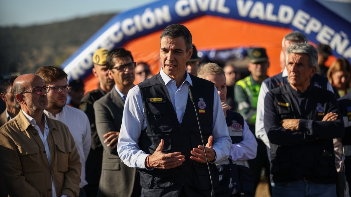 El presidente del Gobierno, Pedro Sánchez, atiende a los medios de comunicación desde el Puesto de Mando Avanzado en Urda, Toledo, este 28 de octubre de 2026.