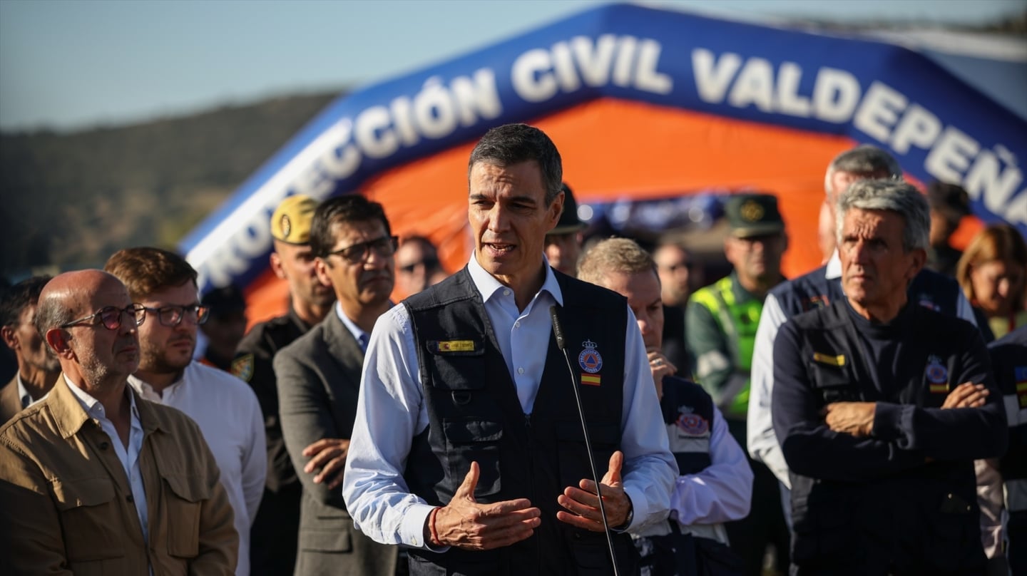 El presidente del Gobierno, Pedro Sánchez, atiende a los medios de comunicación desde el Puesto de Mando Avanzado en Urda, Toledo, este 28 de octubre de 2026.