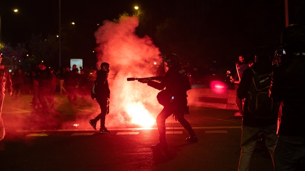 Disturbios y cargas policiales contra los manifestantes en el Ministerio de Transportes por el accidente ferroviario