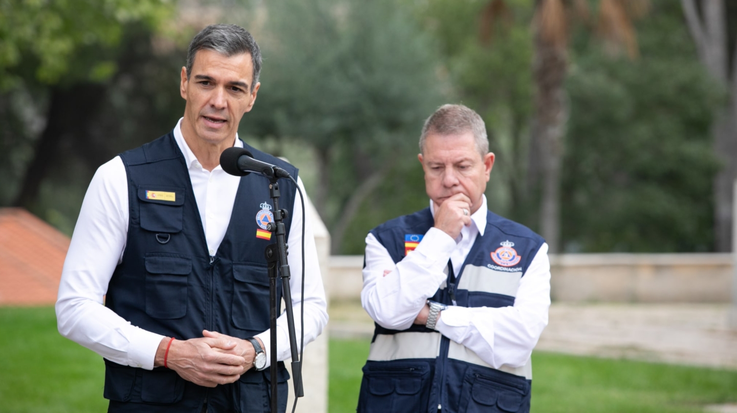 El presidente del Gobierno, Pedro Sánchez, y el presidente de Castilla-La Mancha, Emiliano García-Page, durante la reunión del Centro de Coordinación Operativa Integrado (CECOPI), en el Centro 112 de Toledo, a 29 de octubre de 2026, en Toledo, Castilla-La Mancha (España). Ayer, 28 de octubre, dos trenes colisionaron por alcance en la antigua estación de Urda dejando un saldo, por el momento y según las cifras oficiales, de 68 muertos y más de un centenar de heridos repartidos en hospitales de Albacete, Toledo, Ciudad Real y Madrid. Juanma Jiménez / Europa Press 29/10/2026