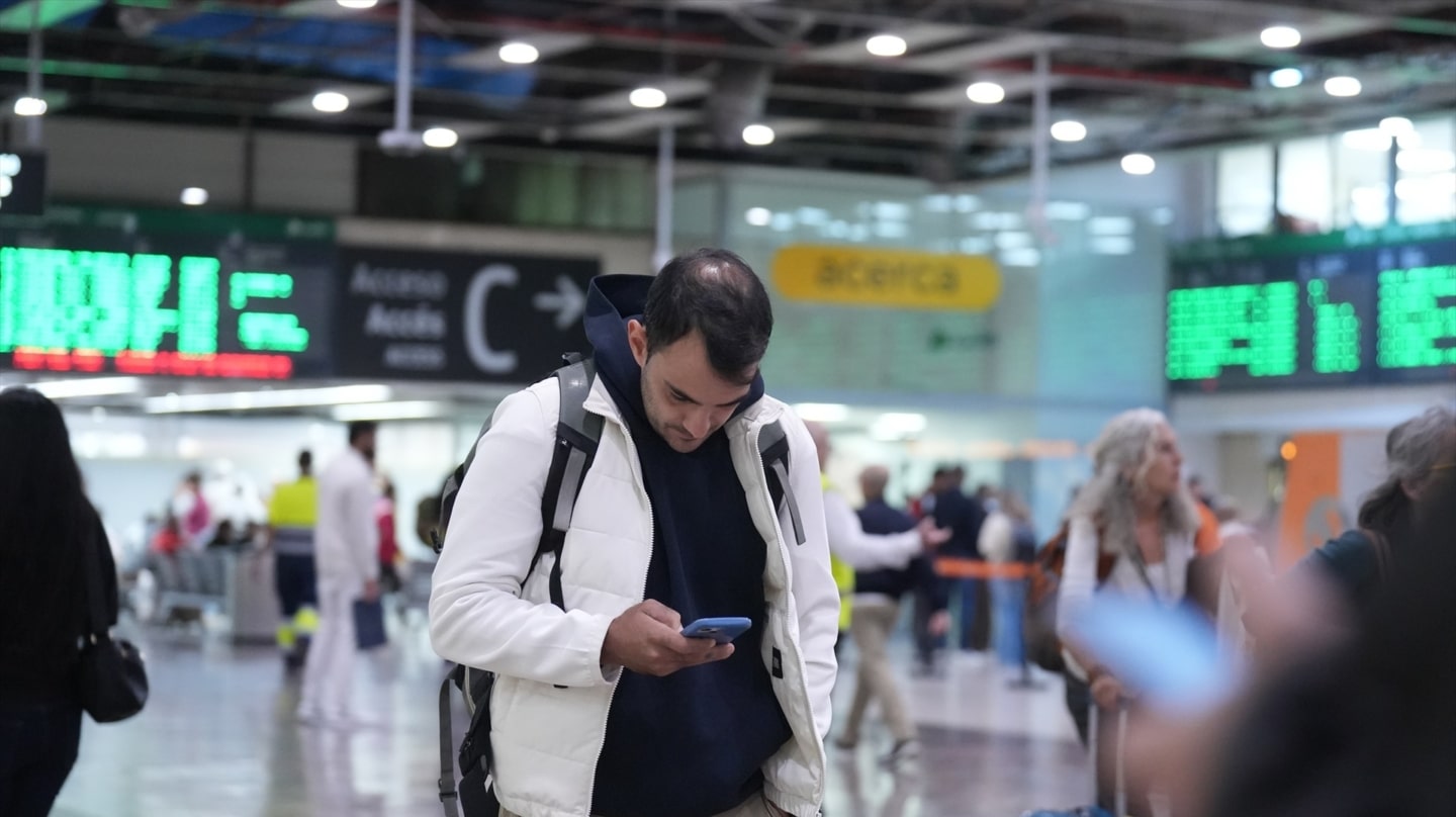Viajeros en la Estación de Sants, a 29 de octubre de 2026, en Barcelona