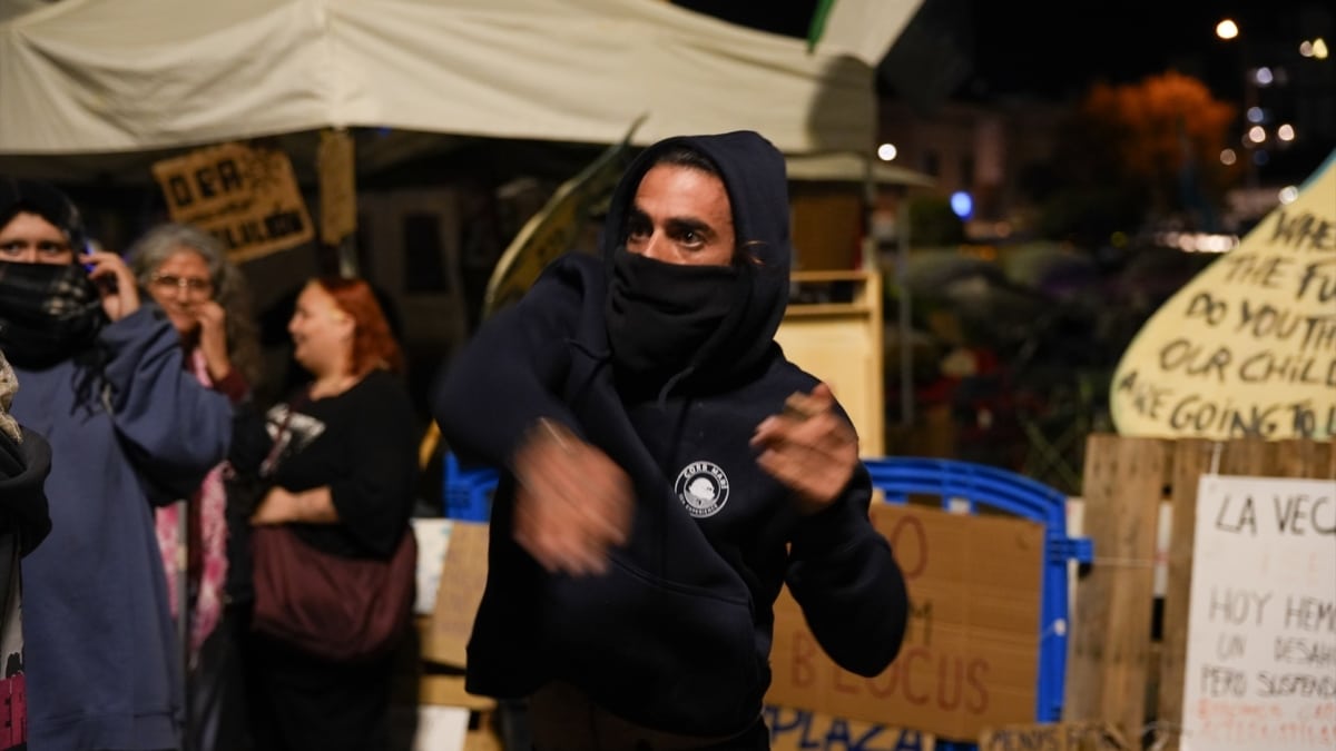 Una persona lanza un objeto durante una concentración de un grupo denominado Gen Z, vinculado al movimiento juvenil Blocus, a 30 de octubre de 2026