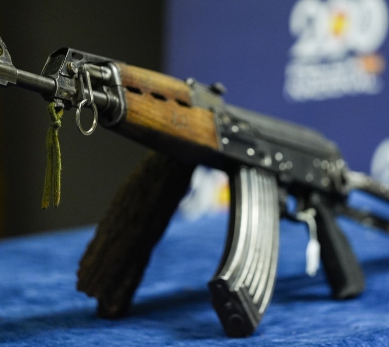 Un Kalashnikov en una bolsa de basura y ocho fusiles tras una persecución: las armas de guerra que circulan por España sin control
