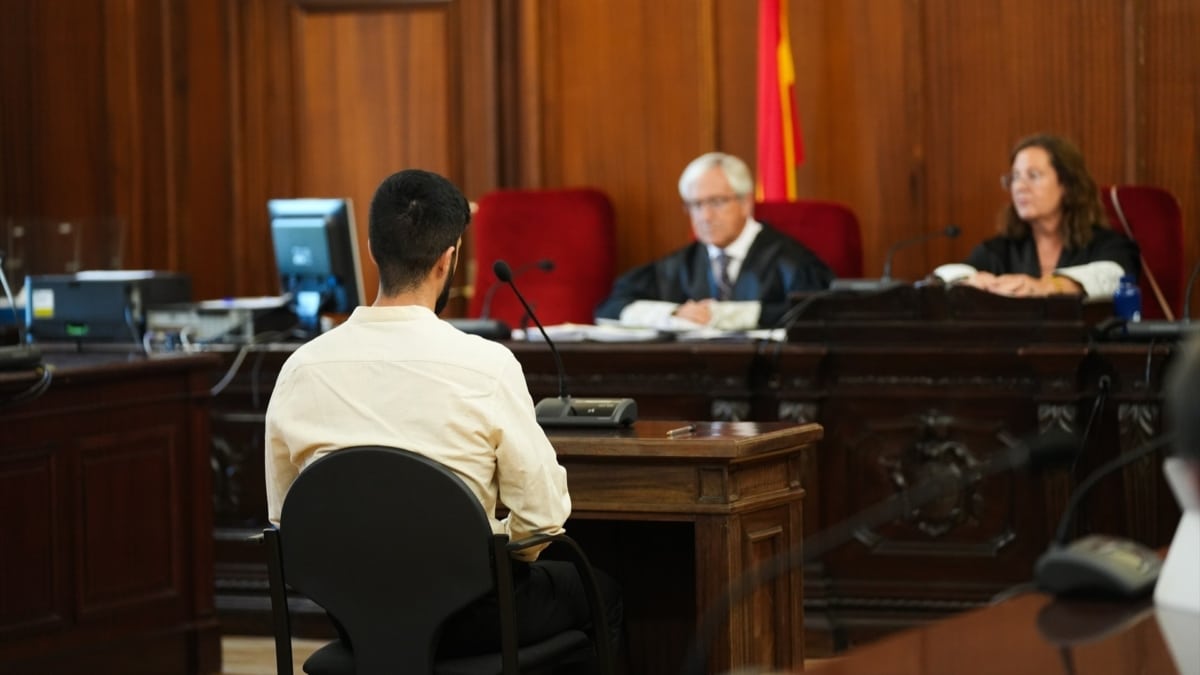El inculpado en el juicio de la joven Ana Buza en el banquillo de los acusados.