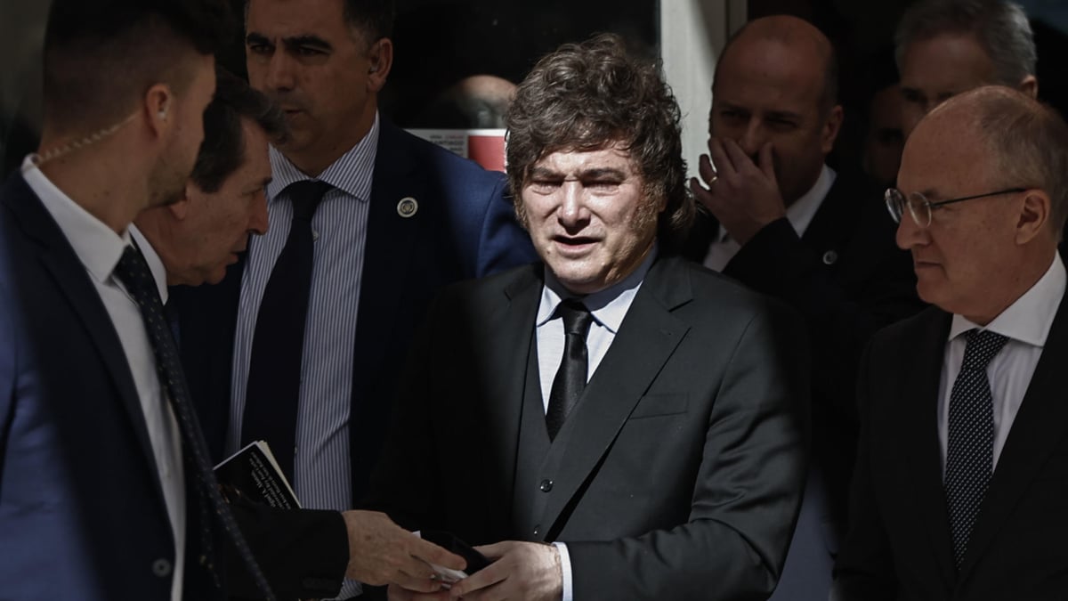 Juanma Moreno y Albiol critican los "exabruptos" de Milei mientras Ayuso sale en su defensa