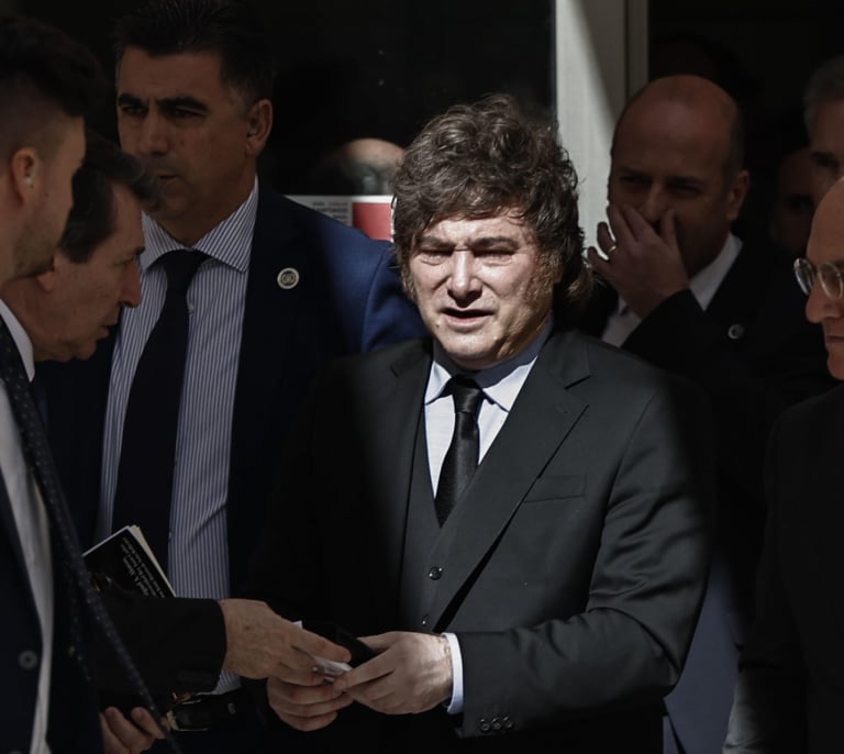 Juanma Moreno y Albiol critican los "exabruptos" de Milei mientras Ayuso sale en su defensa
