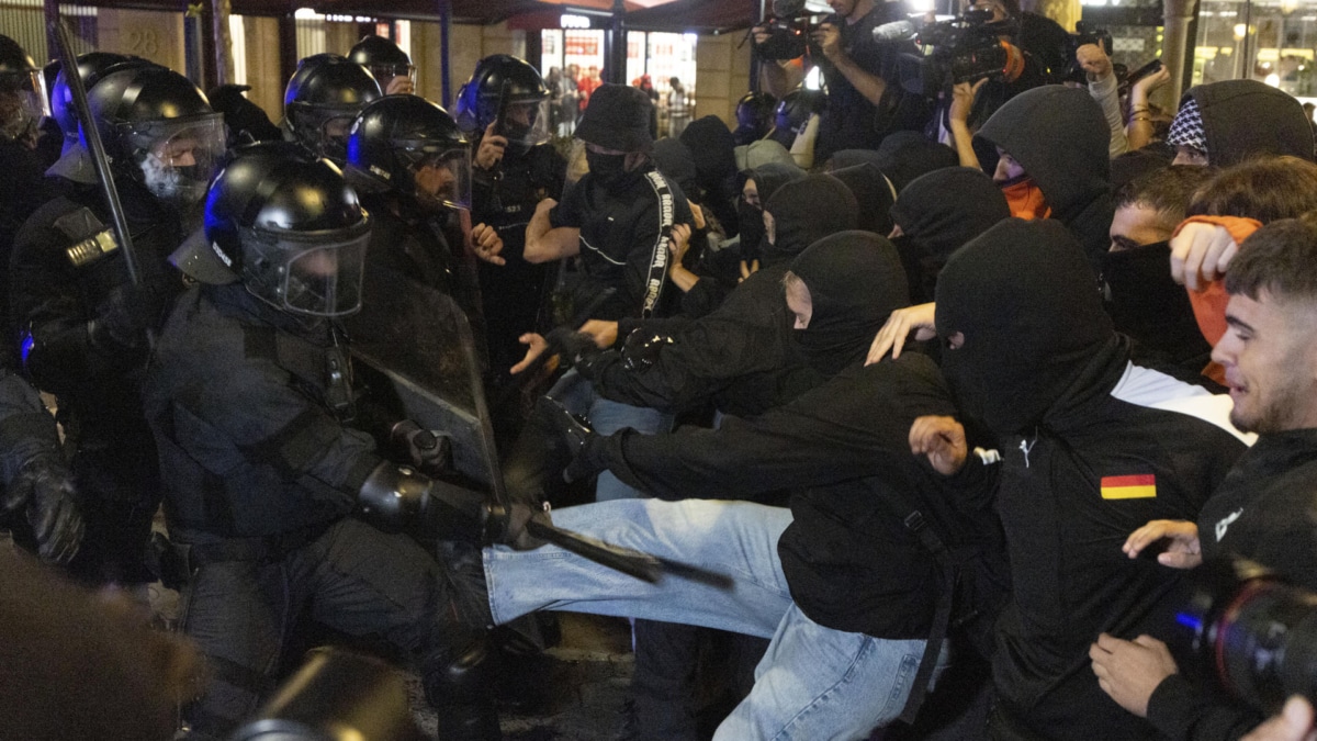 Una protesta por la vivienda reúne a 20.000 personas en Barcelona y acaba con cargas policiales
