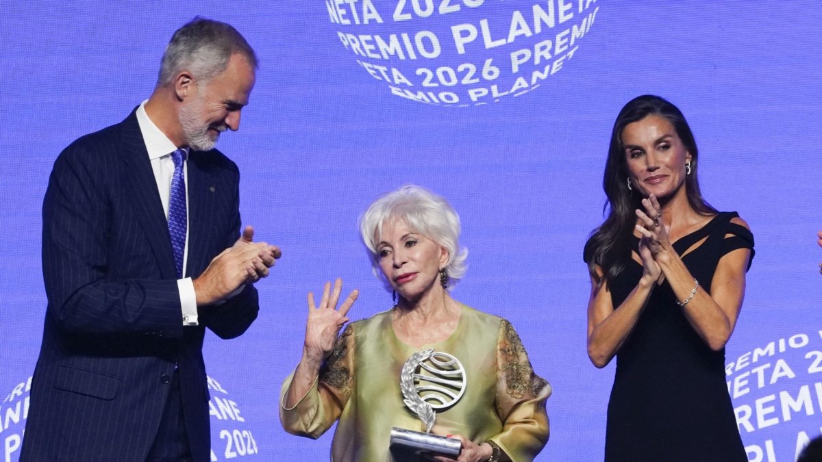 La escritora chilena Isabel Allende acompañada por los reyes de España.