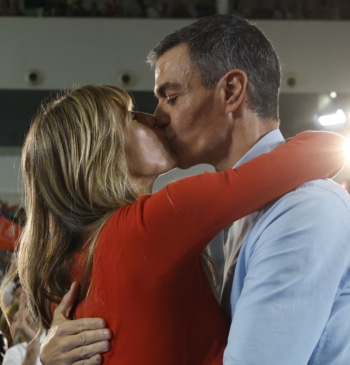 El beso de Fuenlabrada: Sánchez mete a Begoña Gómez en campaña: "Te [...]
