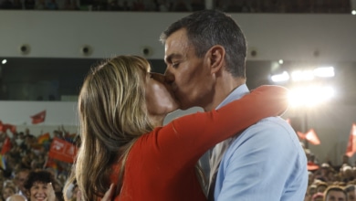El beso de Fuenlabrada: Sánchez mete a Begoña Gómez en campaña: "Te quiero"