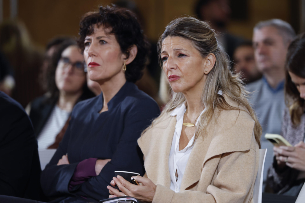 Elma Saiz y Yolanda Díaz, en el Instituto Cervantes, escuchan a los líderes sindicales.