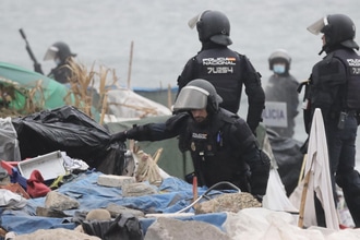 La Policía inicia el desalojo de más de 3.000 personas de la playa del Trampolín en Ceuta