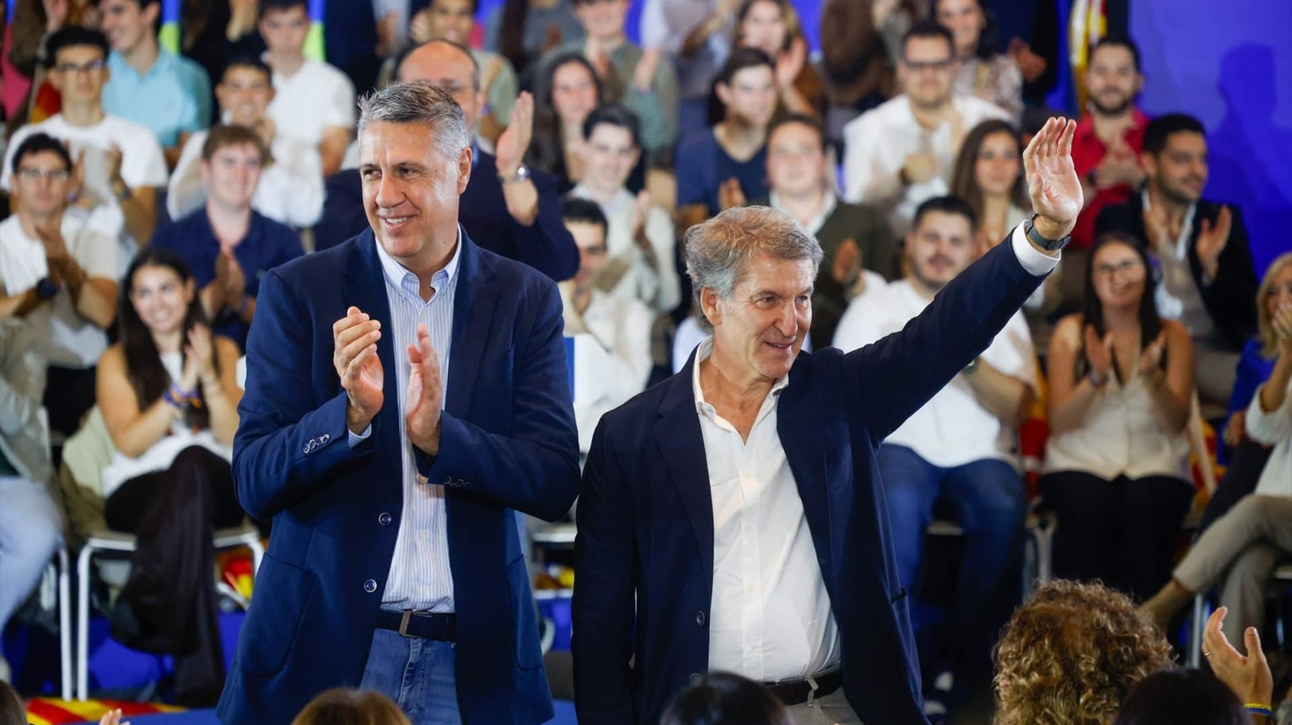 El presidente del Partido Popular, Alberto Núñez Feijóo (d), el alcalde de Badalona, Xavier García Albiol (i), durante un acto de precampaña del PP, en el Palau de Congressos de Catalunya, este domingo