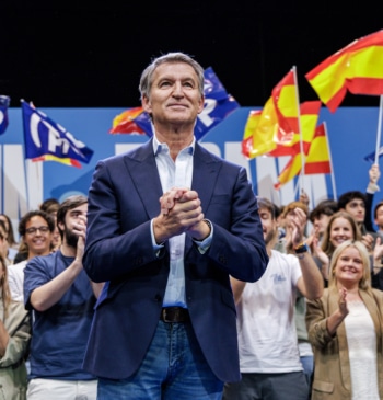Feijóo arranca la precampaña arropado por Aznar, Rajoy y Ayuso: "España necesita [...]