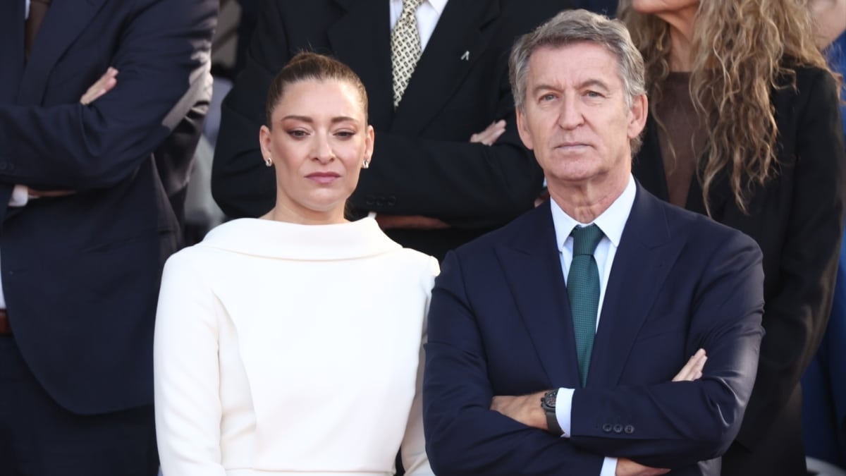La portavoz del PP en el Congreso, Ester Muñoz, y el presidente del Partido Popular, Alberto Núñez Feijóo, este lunes antes del desfile del 12 de Octubre en Madrid.