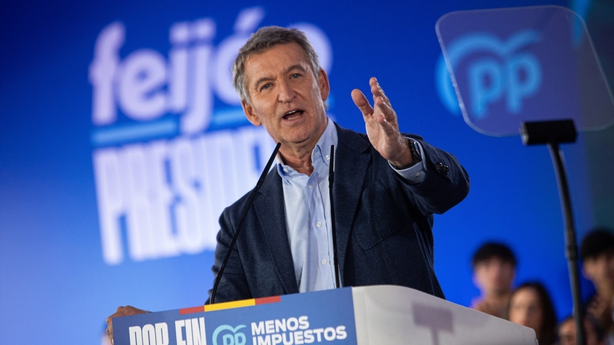 El presidente del Partido Popular, Alberto Núñez Feijóo, durante un acto preelectoral en Vigo, este sábado 24 de octubre
