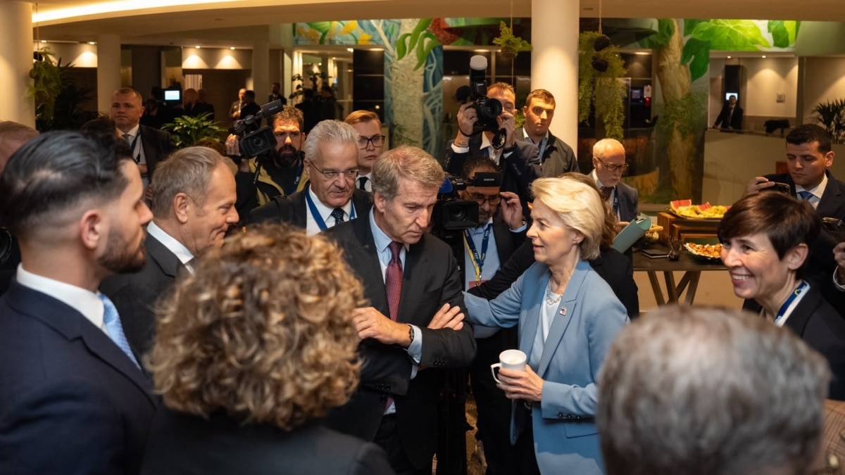 Alberto Núñez Feijóo junto a Úrsula Von der Leyen en una cumbre del PPE en Bruselas