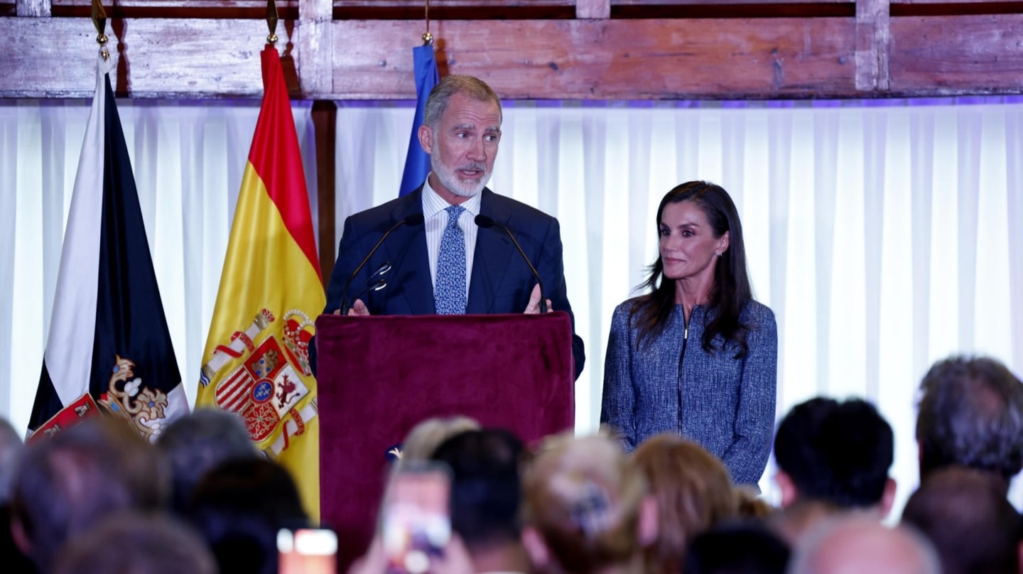 Los reyes durante su encuentro con la sociedad ceutí la tarde de este martes en el Parador de la ciudad autónoma.