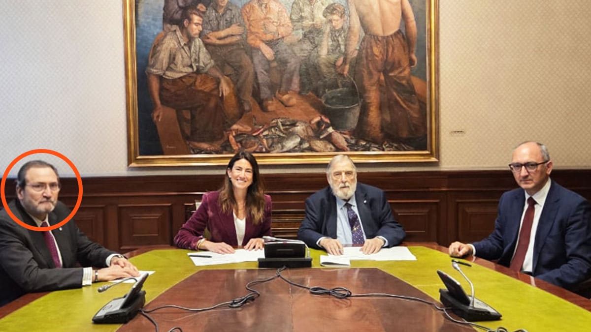 El ex parlamentario Fernando Sanz Alonso (marcado en rojo) en la firma de un convenio de colaboración con la Universidad Internacional Villanueva el pasado mes de mayo