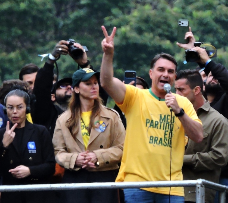 Flávio Bolsonaro partirá con ventaja sobre Lula en la segunda vuelta: la ultraderecha se dispone a volver al poder en Brasil