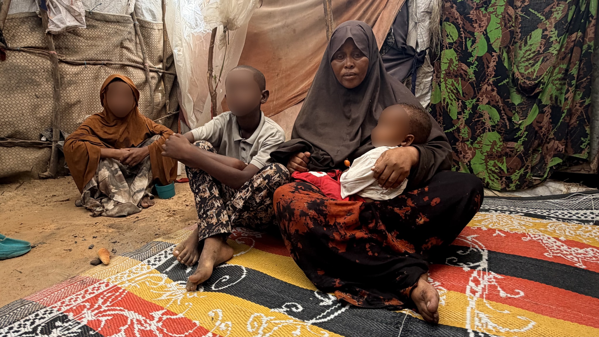 Sahra Maday junto a sus hijos en el asentamiento de Caaneyste (Mogadiscio).