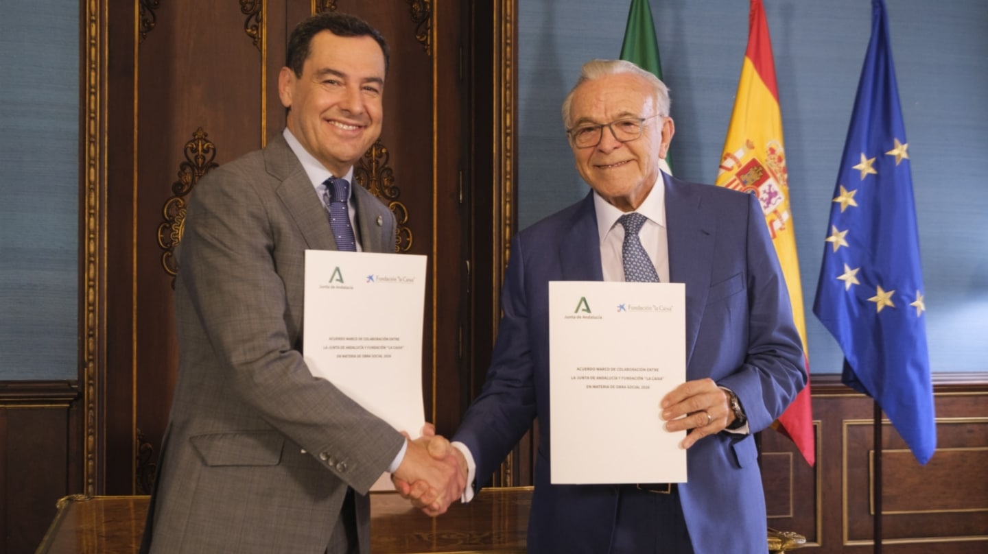 El presidente de Andalucía, Juanma Moreno, y el presidente de Fundación "La Caixa", Isidro Fainé, tras la firma del acuerdo.