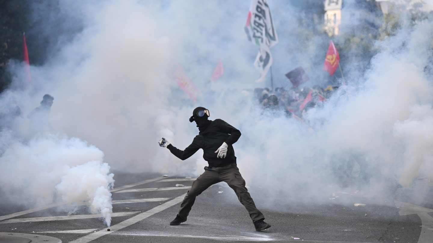 Un manifestante devuelve un bote de gas lacrimógeno durante un enfrentamiento con la policía en una manifestación contra las condiciones en el ámbito educativo, París (Francia) a 6 de octubre de 2026.