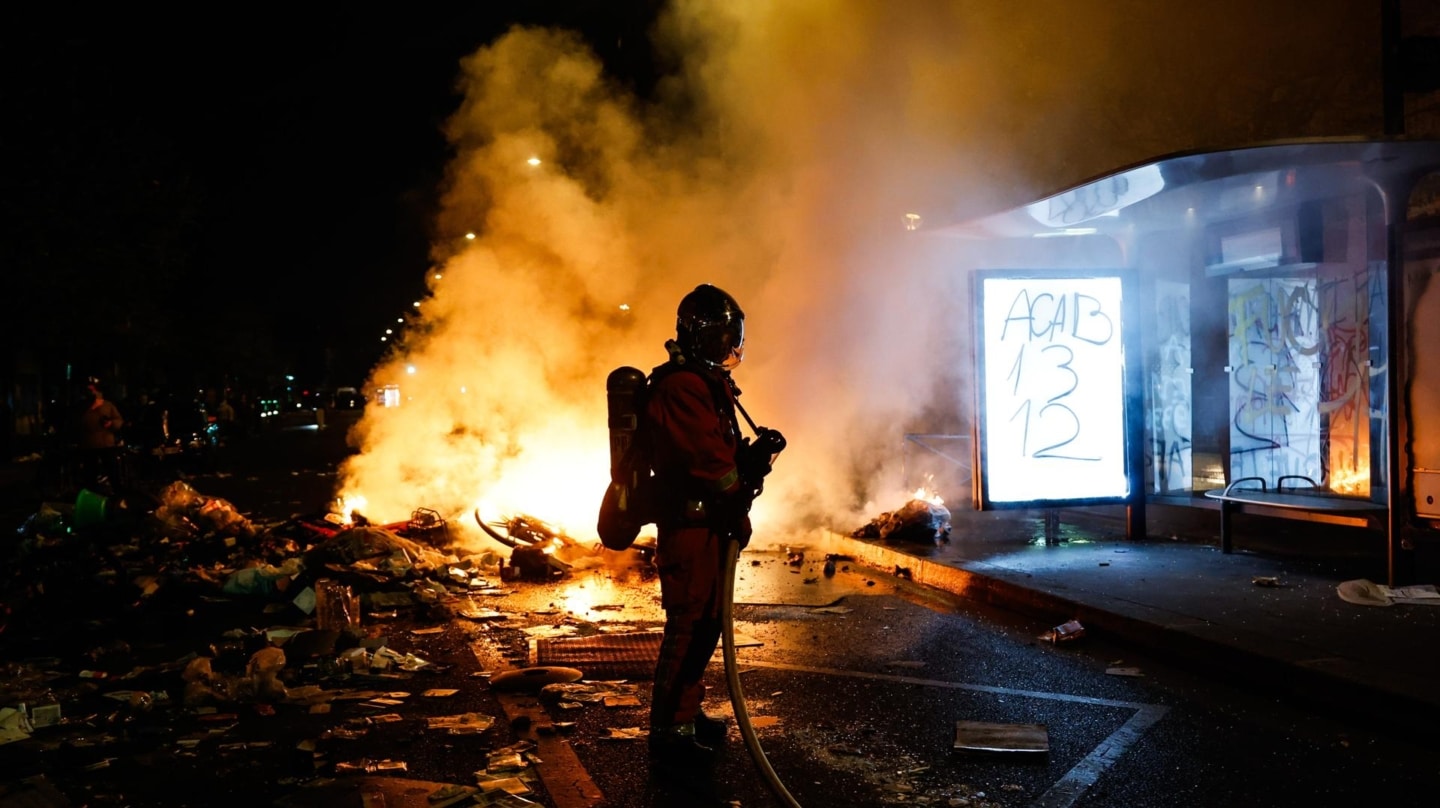 Un bombero observa los destrozos ocasionados por los manifestantes el fin de semana en París.