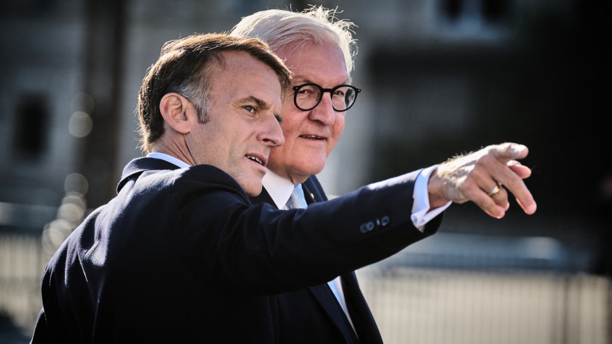 El presidente de Francia, Emmanuel Macron (I), junto al presidente de Alemania, Frank-Walter Steinmeier (D)