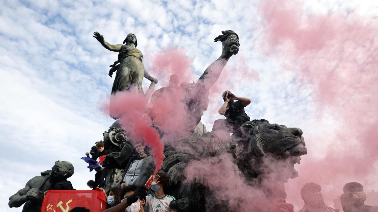 Estudiantes y sindicalistas entre una humareda en la Plaza de la República de París.