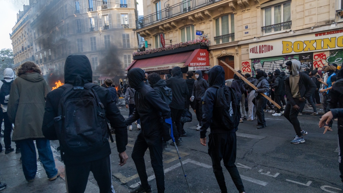 Un grupo de manifestantes se enfrenta a la policía cerca de la Place de la République el sábado 18 de octubre.