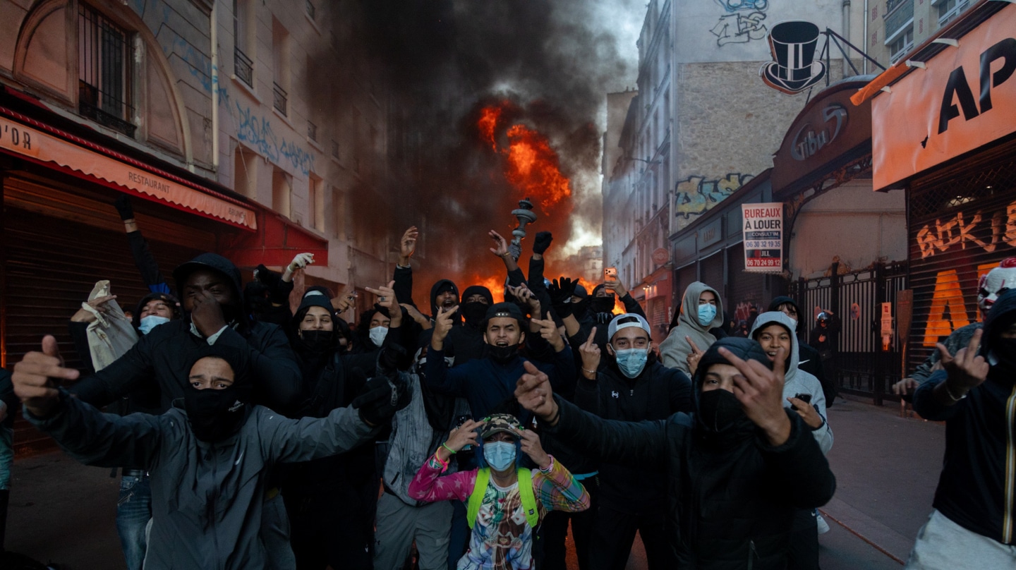 Un grupo de vándalos, en su mayoría encapuchados, hace señas en las protestas violentas en París.