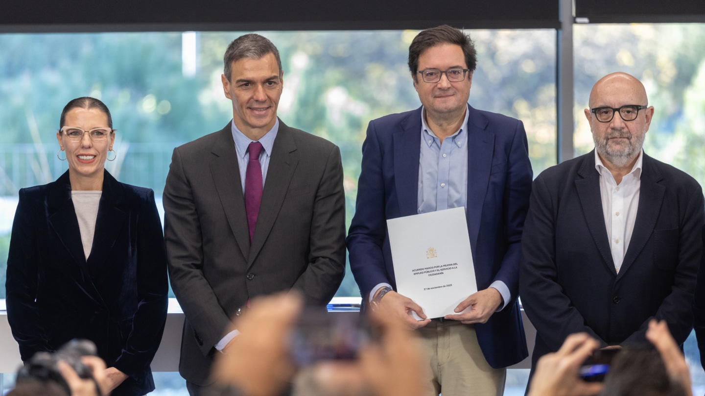 El presidente del Gobierno, Pedro Sánchez y el ministro para la Transformación Digital y de la Función Pública, Óscar López, durante la firma con los sindicatos del acuerdo alcanzado para la mejora de las condiciones laborales y salariales de los empleados públicos, a 27 de noviembre de 2025
