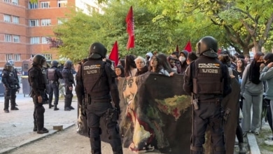 Cortes en la Castellana, cargas policiales y cinco detenidos en la primera jornada de huelga por la educación pública