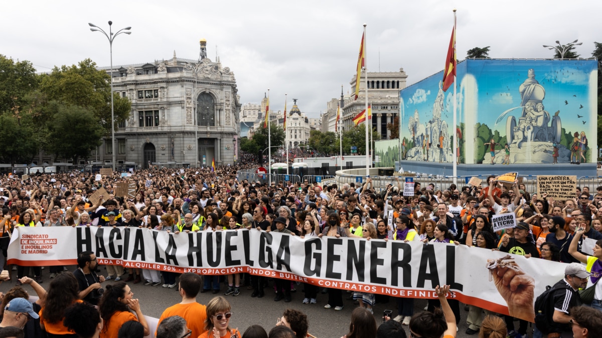 Numerosas personas sostienen una pancarta con el lema 'Hacia la huelga general' durante la manifestación para exigir una reducción del precio de los alquileres de la vivienda, a 3 de octubre de 2026, en Madrid