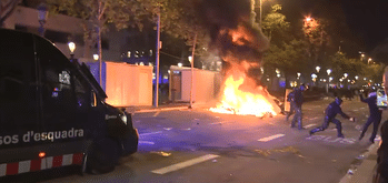 Disturbios en Barcelona con barricadas y encapuchados provocan cargas de los Mossos [...]
