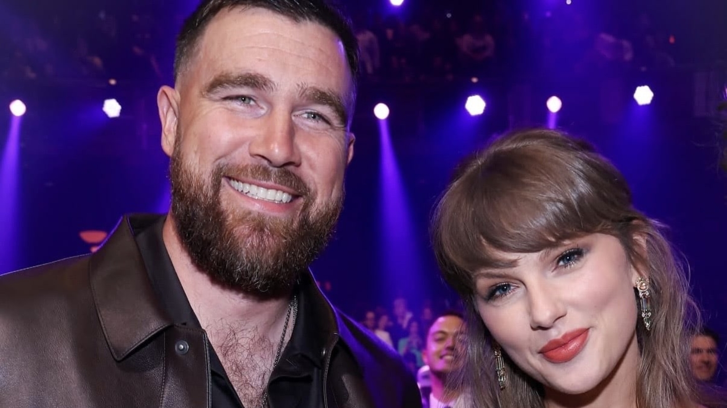 Travis Kelce y Taylor Swift en los 'iHeart Radio Music Awards'