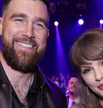 Travis Kelce y Taylor Swift en los 'iHeart Radio Music Awards'