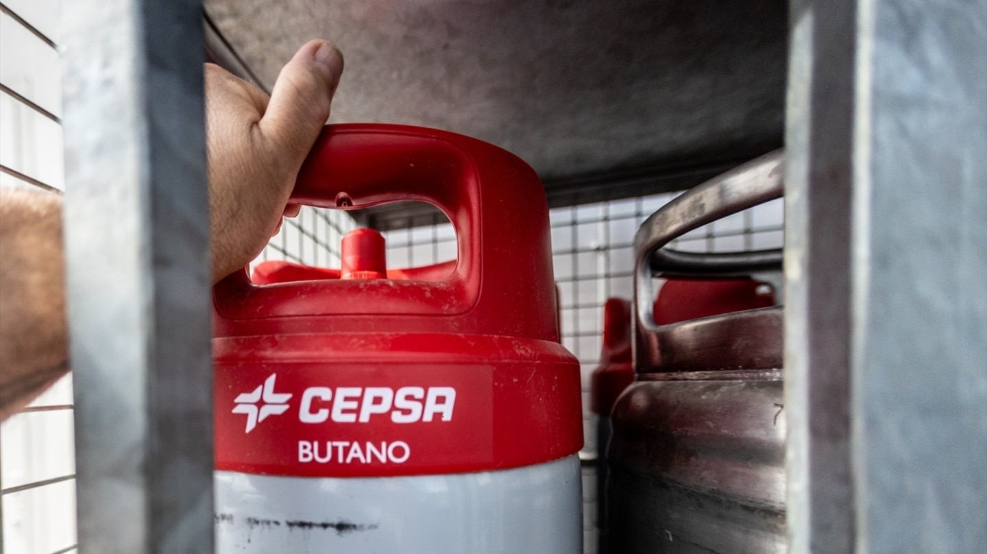 Bombonas de gas butano en una gasolinera.
