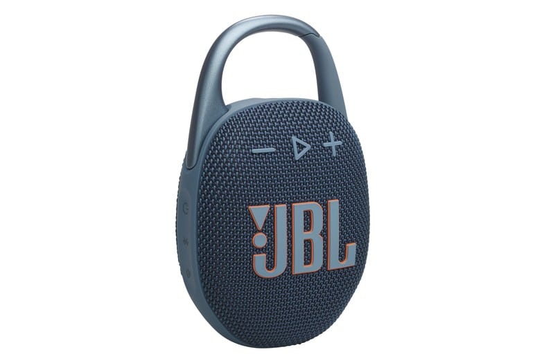 Altavoz Bluetooth portátil JBL Clip 5 en color azul con asa integrada