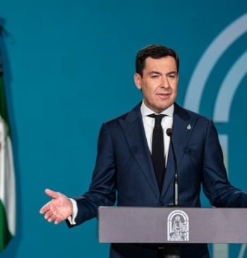 El lamento de Juanma Moreno: "Los andaluces queremos viajar con tranquilidad y no vivir con el corazón encogido"