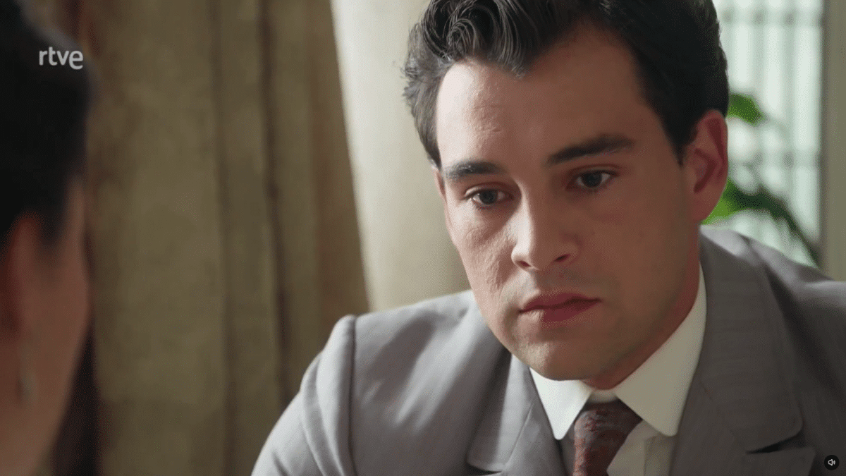 El actor Xavi Lock interpreta a Curro en la serie diaria de época La Promesa, cada tarde (18.45) en La 1 de TVE