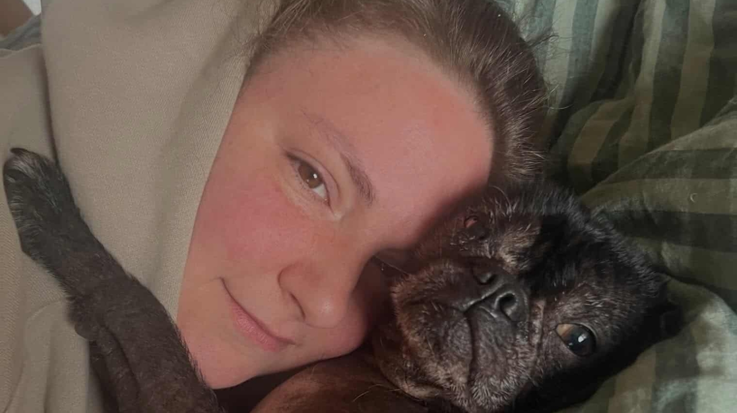 Lena Dunham con su perra Ingrid en una imagen compartida en su cuenta de Instagram.