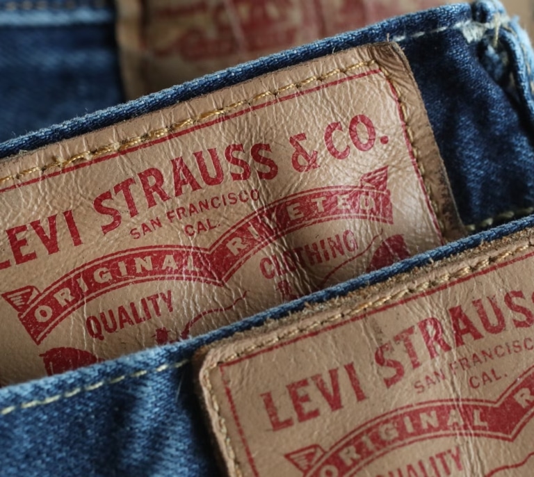 Levi's para el cambio de armario de otoño: vaqueros de hombre con hasta un -68%, del 501 clásico al 555 holgado