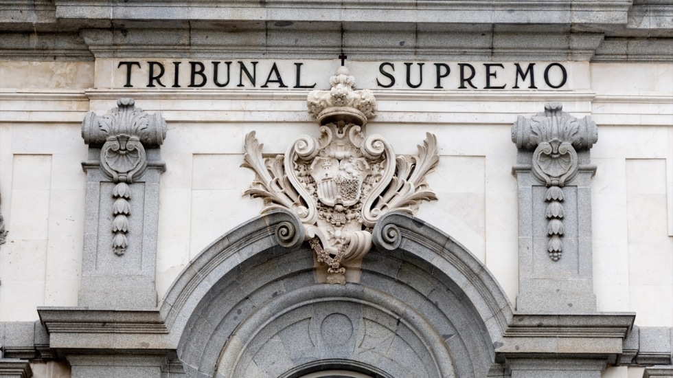 El Tribunal Supremo da 5 días a Bolaños y Albares para remitir la lista de afectados sin voto por suspender la 'ley de nietos' y avisa de multa