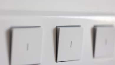 Los 5 mejores consejos para ahorrar en la factura de la luz de cara al cambio de hora y la llegada del frío a casa