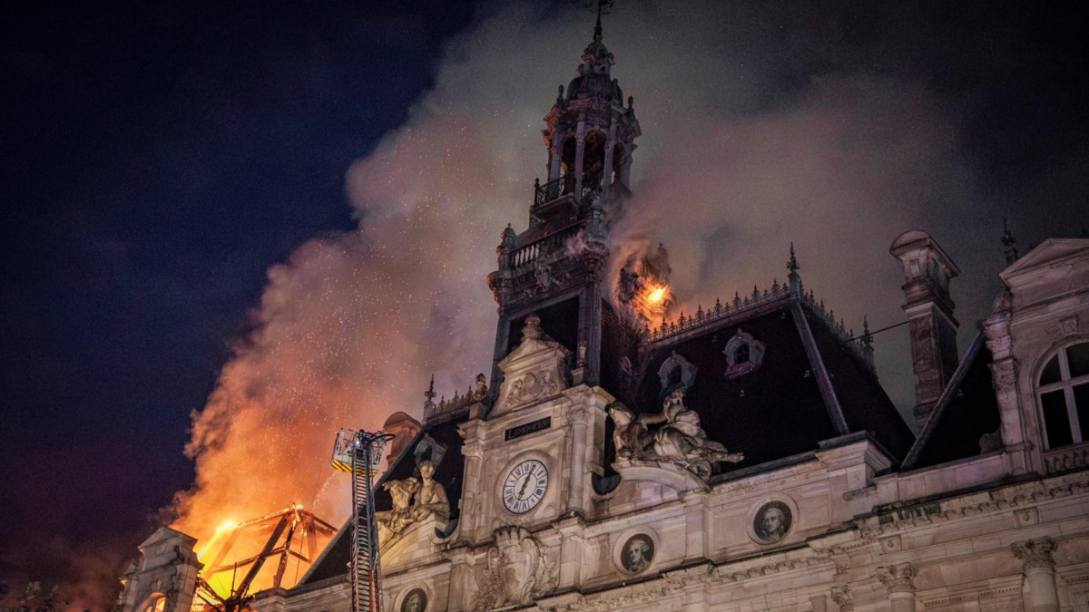 El Ayuntamiento de Limoges, un edificio declarado monumento histórico y del siglo XIX, incendiado durante las protestas de este sábado en Francia por el encarecimiento de la vida